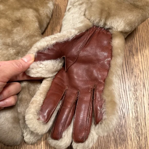 Vintage 60s 70s Dent's Leather Shearling Lined Fur Furry Tan Gloves Womens 6.5 - Picture 2 of 10